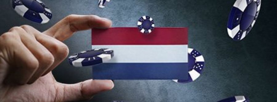 Nederlandse vlag in de hand en casinofiches